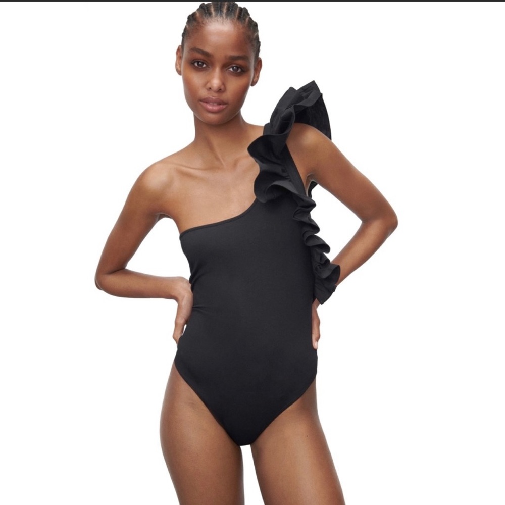 Zara NWT Bloggers Fav Asymmetric Ruffled Bodysuit
Black Small Black One Sleeve